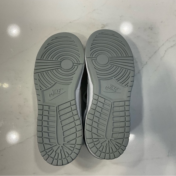 Nike Dunk Low kid size 3y
Two-Toned Grey (GS) sneakers - Picture 16 of 16